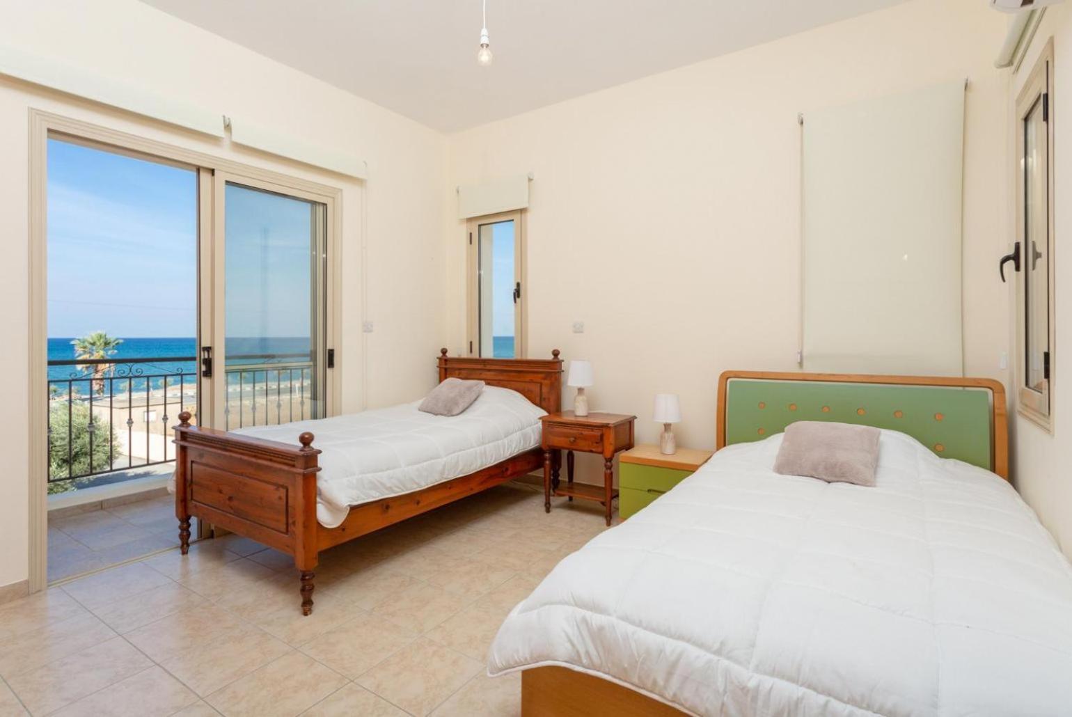 Villa Seashore One Paphos Bagian luar foto